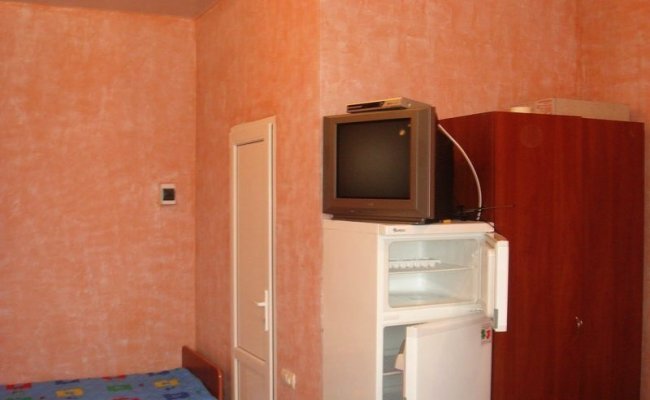 В номере есть холодильник м телевизор В номере есть холодильник м телевизор