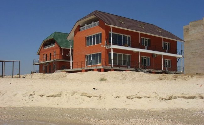 Bona Dea расположена на пляже Азовского моря Bona Dea расположена на пляже Азовского моря