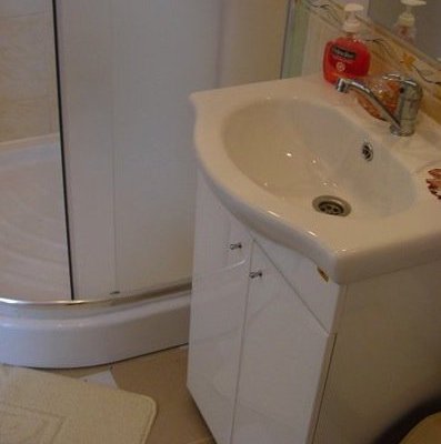 В номере расположен душ, умывальник и туалет В номере расположен душ, умывальник и туалет