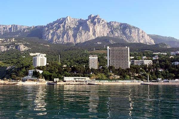 Вид с моря на Кореиз санаторий Ай-Петри