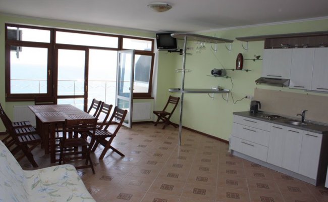 Отдых с видом на море, Отдых в Ялте