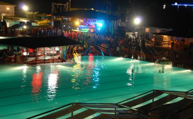 Ночные развлечения в аквапарке