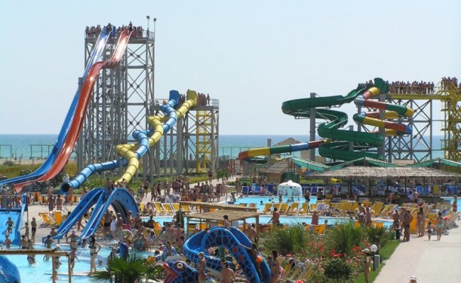 Горки и аттракционы аквапарка "Банановая Республика"