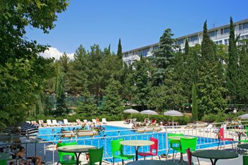 Бассейн и площадка для отдыха