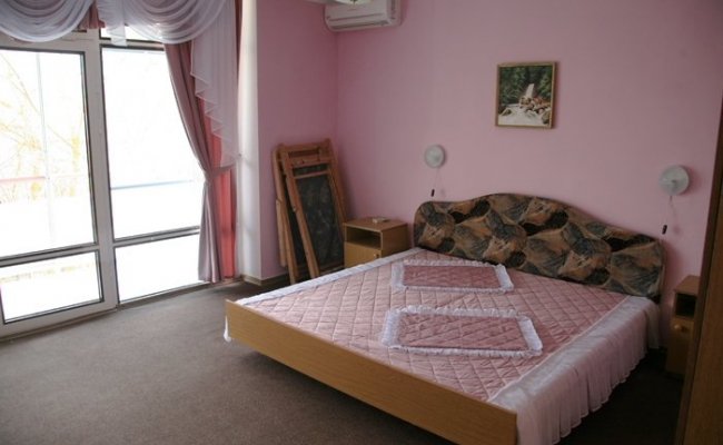 Номера со всеми удобствами, Железный Порт