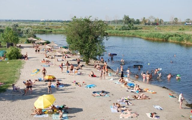 Отдых на пляже в Днепре