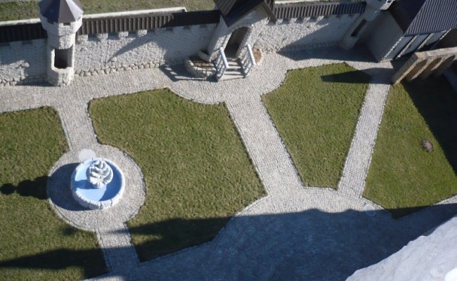 Вид на внутрений дворик сверху башни.