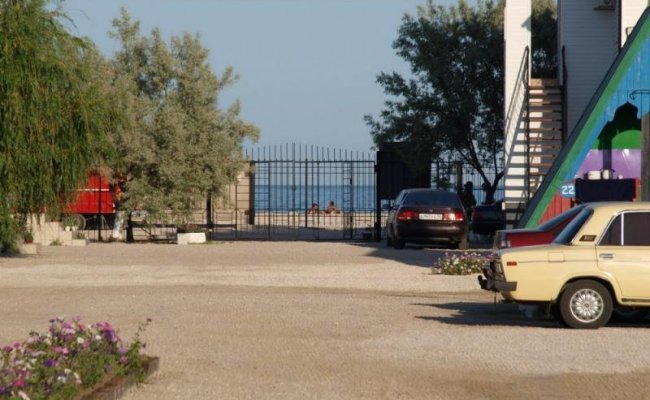 Вид с базы отдыха "Любовь" на Азовское море